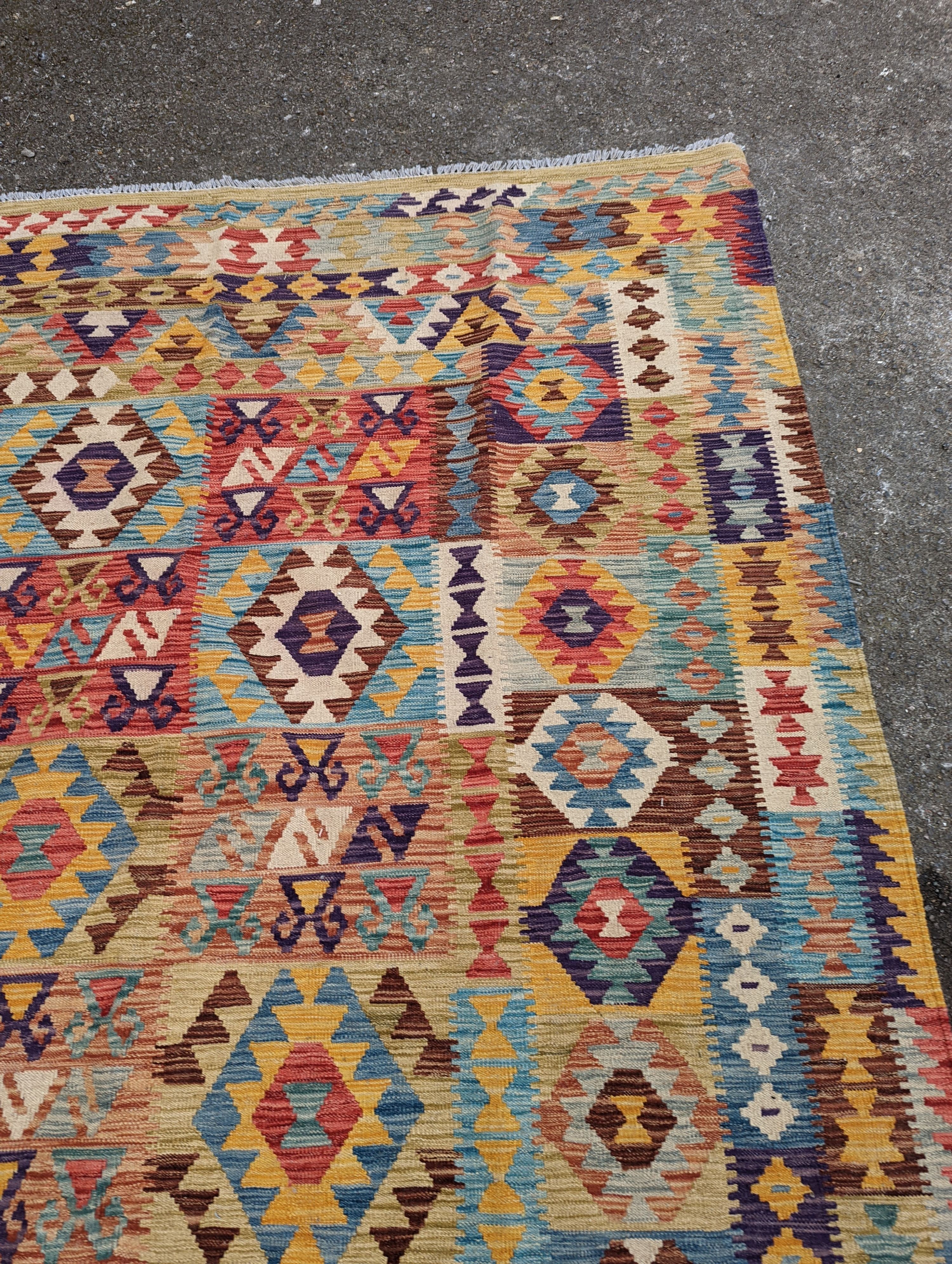 A contemporary Anatolian design Kilim flatweave carpet, approx. 300 x 200cm)